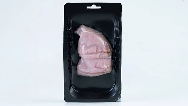 تغليف الجلد بالفراغ (VSP) for fresh meat featuring transparent top film sealed onto a black tray